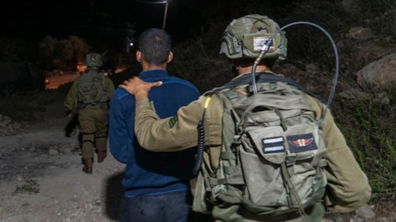 Batı Şeria'da 23 Filistinli alıkonuldu: Evler basıldı, eski esirler de hedef alındı