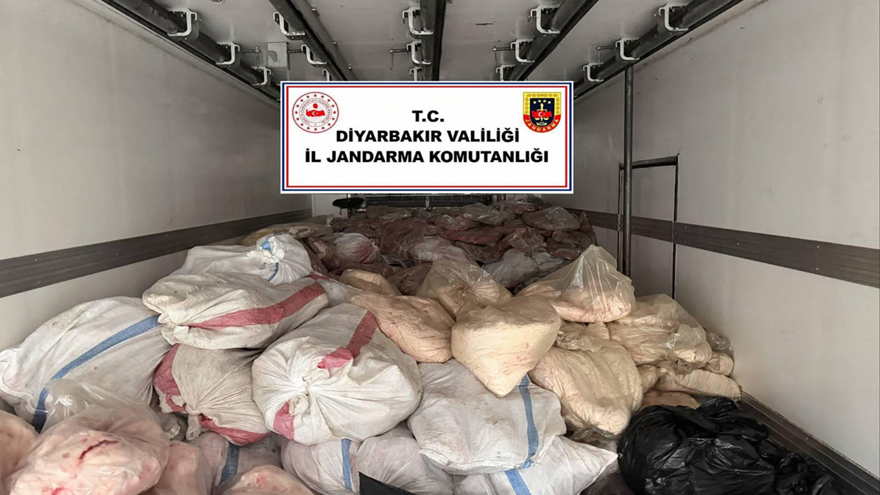 Diyarbakır’da 8 ton sağlıksız hayvansal yağ ve sakatat ele geçirildi