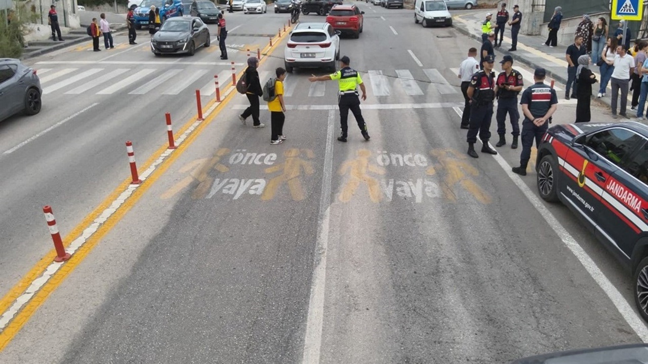 Ankara’da okul çevrelerinde denetim: 14 aranan şahıs tespit edildi
