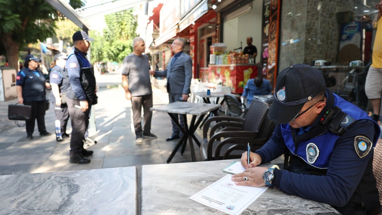 Akdeniz'de kaldırımları işgal edenlere denetim
