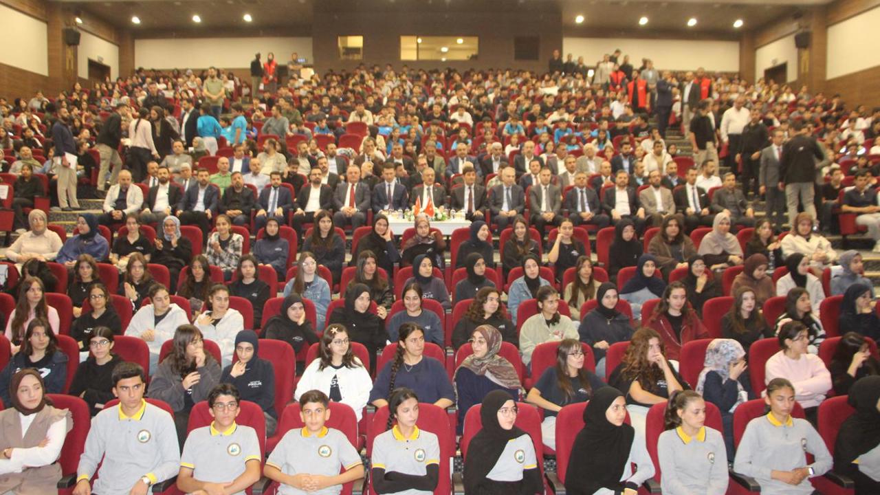 "İmam Hatip ruhu, bilgi ile ahlakı, akıl ile vicdanı, ilim ile irfanı buluşturma idealidir"
