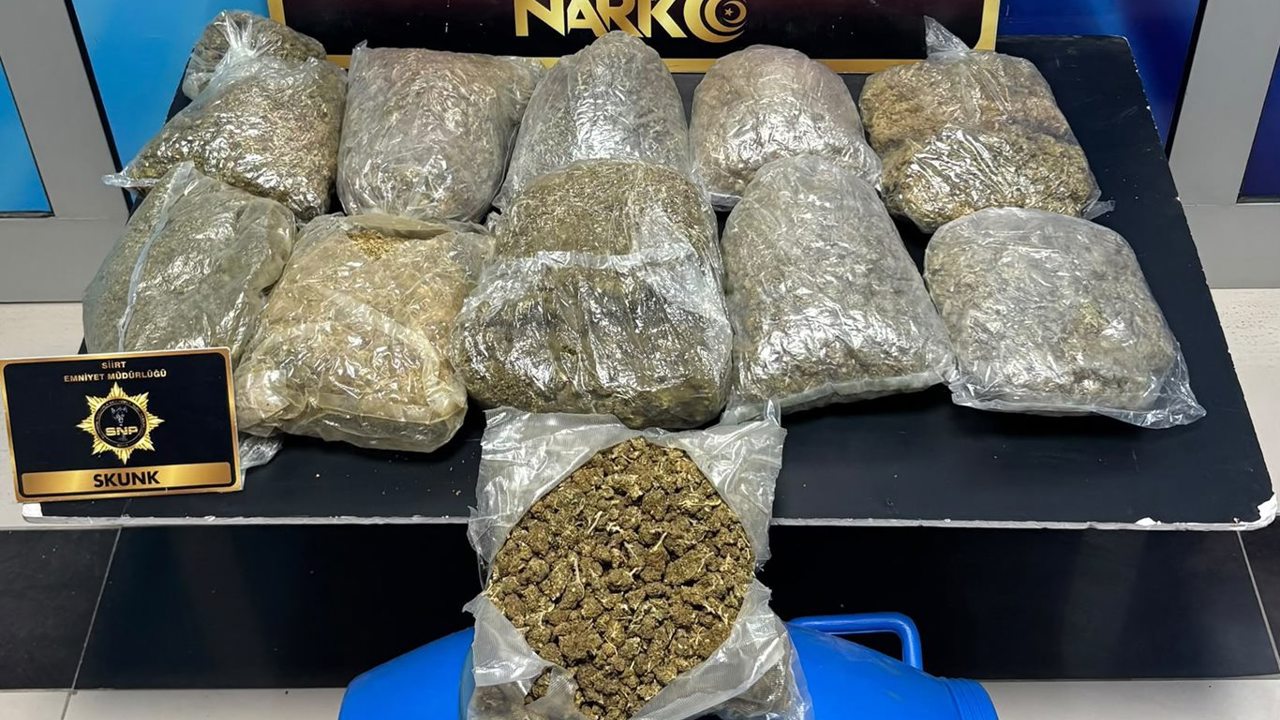 Siirt’te iki araçta 5 kilo 700 gram skunk ele geçirildi