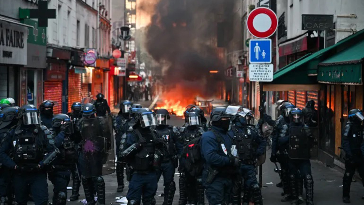 Macron'dan Fransa'daki protestolara yasak sinyali