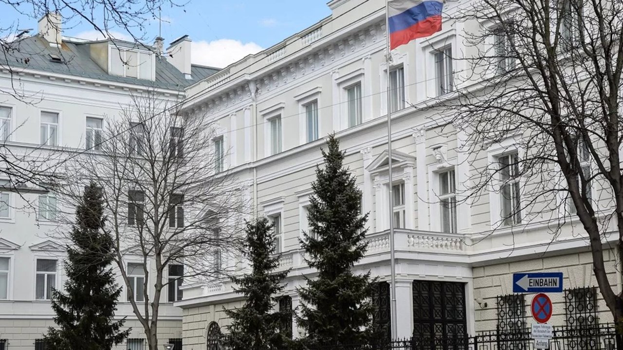 Avusturya 4 Rus diplomatı istenmeyen kişi ilan etti.