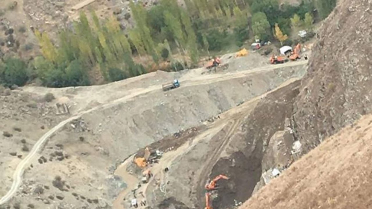 Afganistan, bir bölgede altın madenciliği projesini başlattı