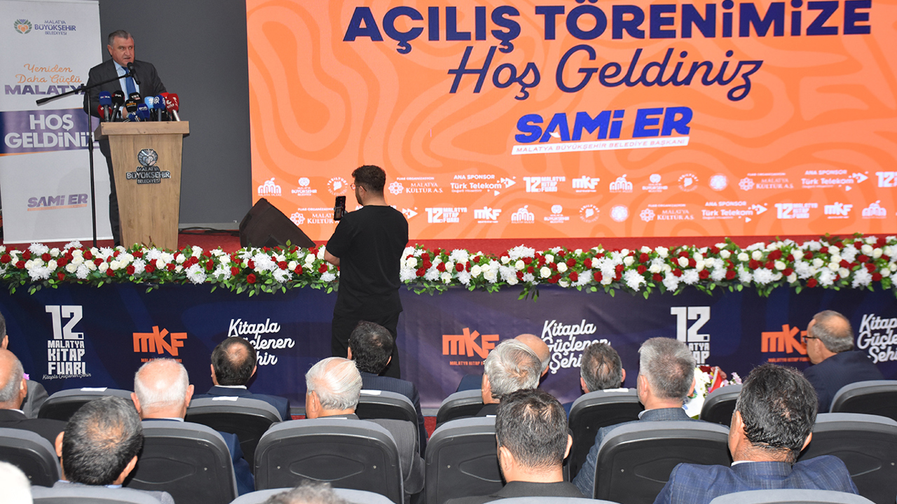 Bakan Bak: Dijital ortamda kitap okuma imkânı bulunsa da basılı kitabın kendine özgü bir yeri var