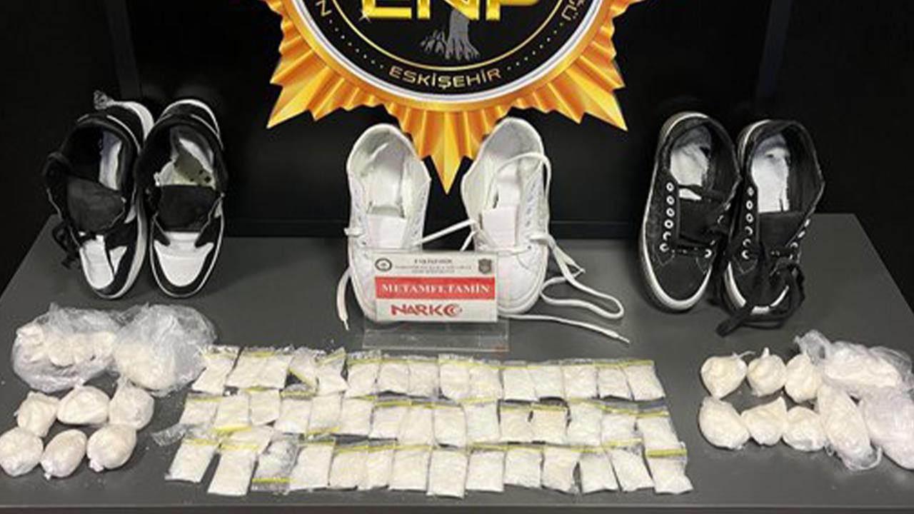 Eskişehir’de ayakkabıya zulalanmış 1 kilo 120 gram metamfetamin ele geçirildi