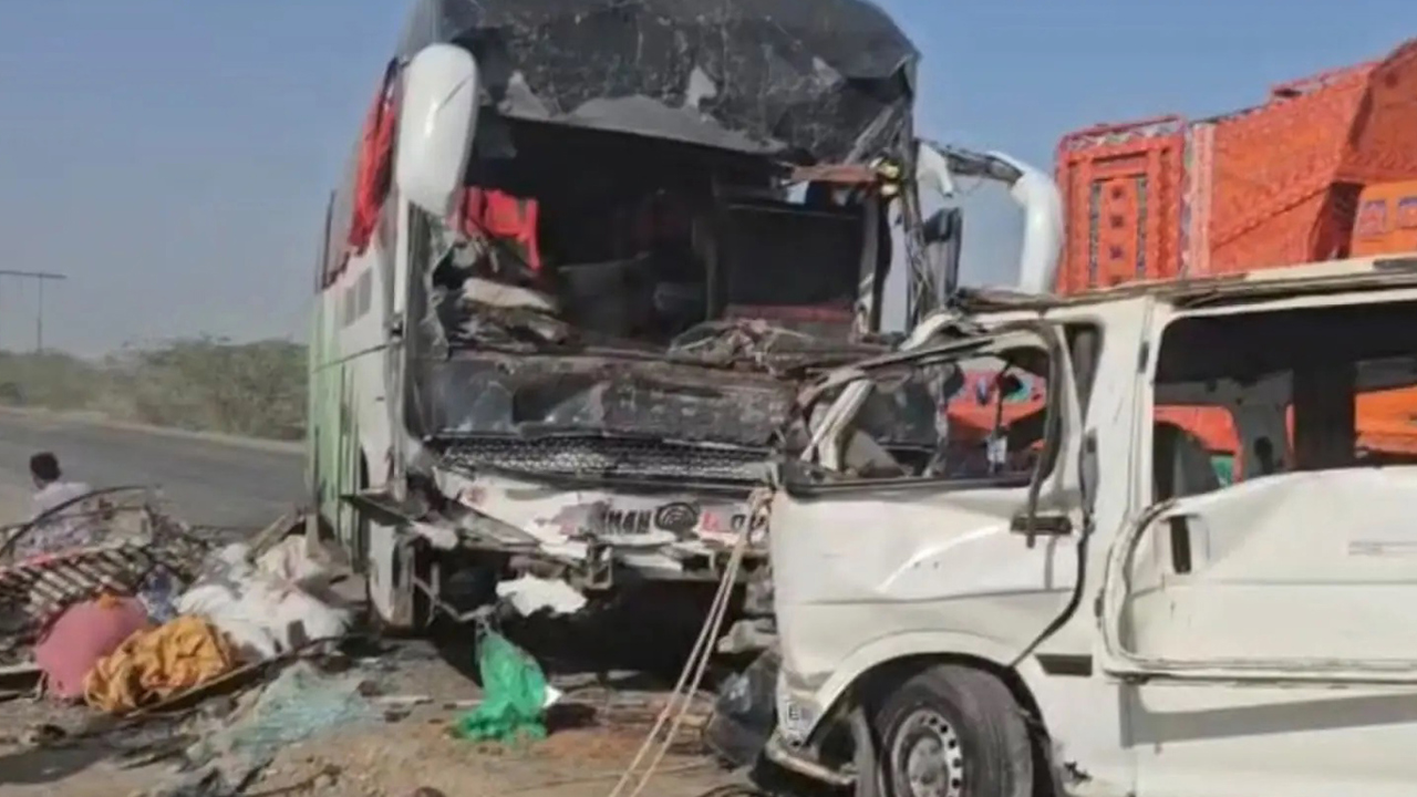 Pakistan'da minibüs ile otobüs çarpıştı: 12 ölü, 22 yaralı