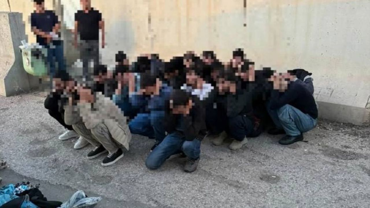 Otobüsün gizli bölmesinde 20 düzensiz göçmen yakalandı: 2 tutuklama