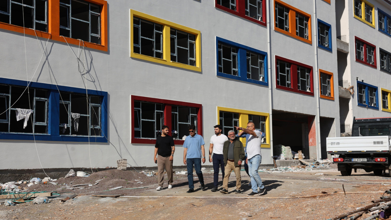 Mersin'de okul ve spor salonu inşaatları incelendi