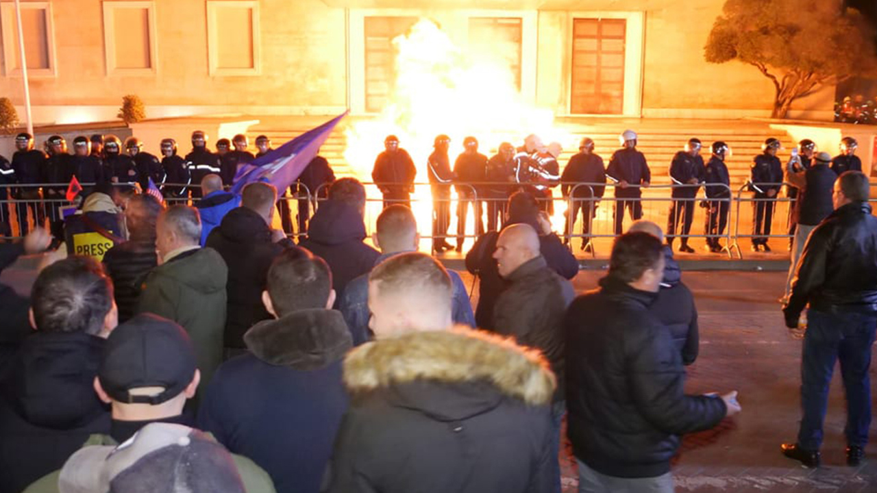 Arnavutluk’taki protestolarda tansiyon yükseldi: Başbakanlık önünde yastıklar ateşe verildi