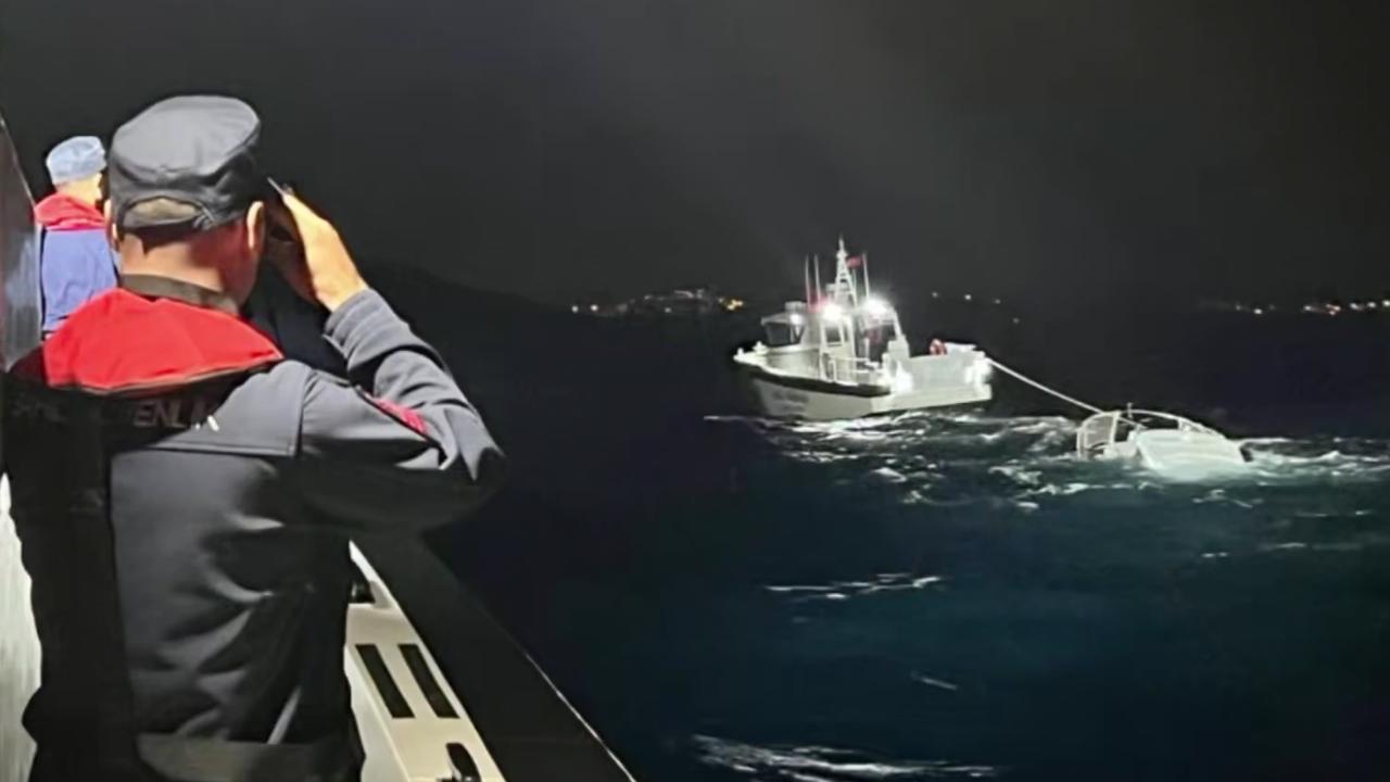 Ayvalık’ta batan teknedeki 8 kişi kurtarıldı, 1 kişi aranıyor
