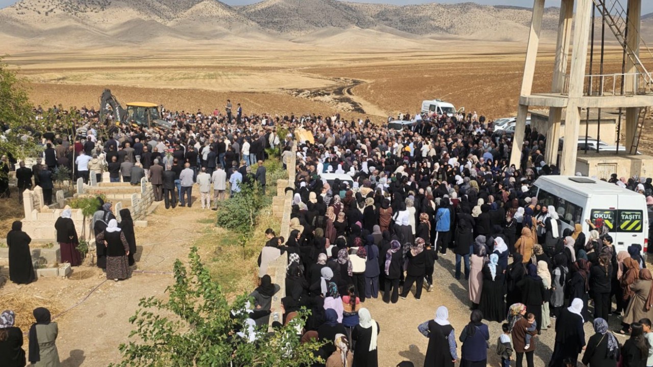 Mardin’deki feci kazada hayatını kaybeden 6 kişi yan yana toprağa verildi