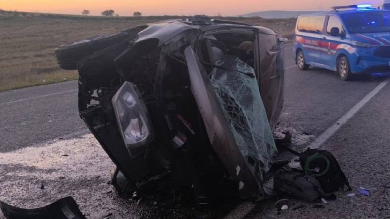 Ankara'da iki otomobilin çarpıştığı kazada 3 kişi öldü, 5 kişi yaralandı