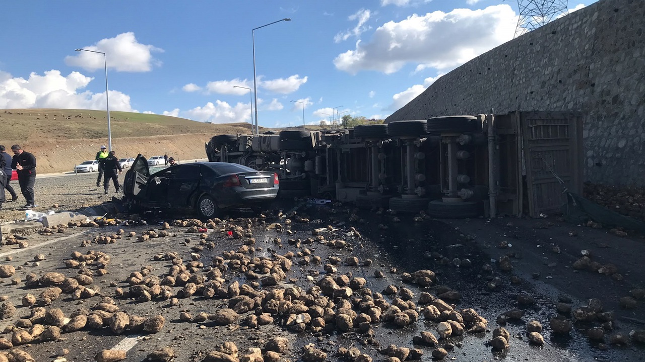 Ağrı'da tır ile otomobil çarpıştı, 4 kişi vefat etti