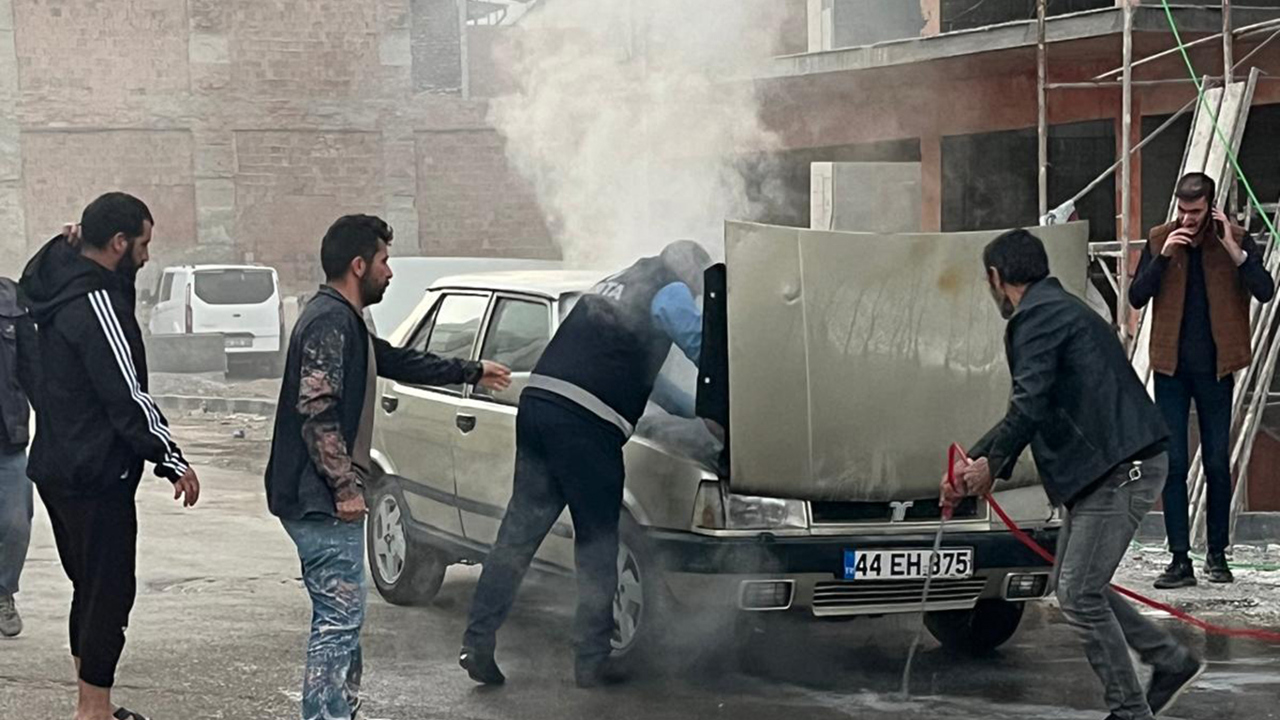 Malatya'da yanan araç zabıta ekiplerinin müdahalesiyle söndürüldü