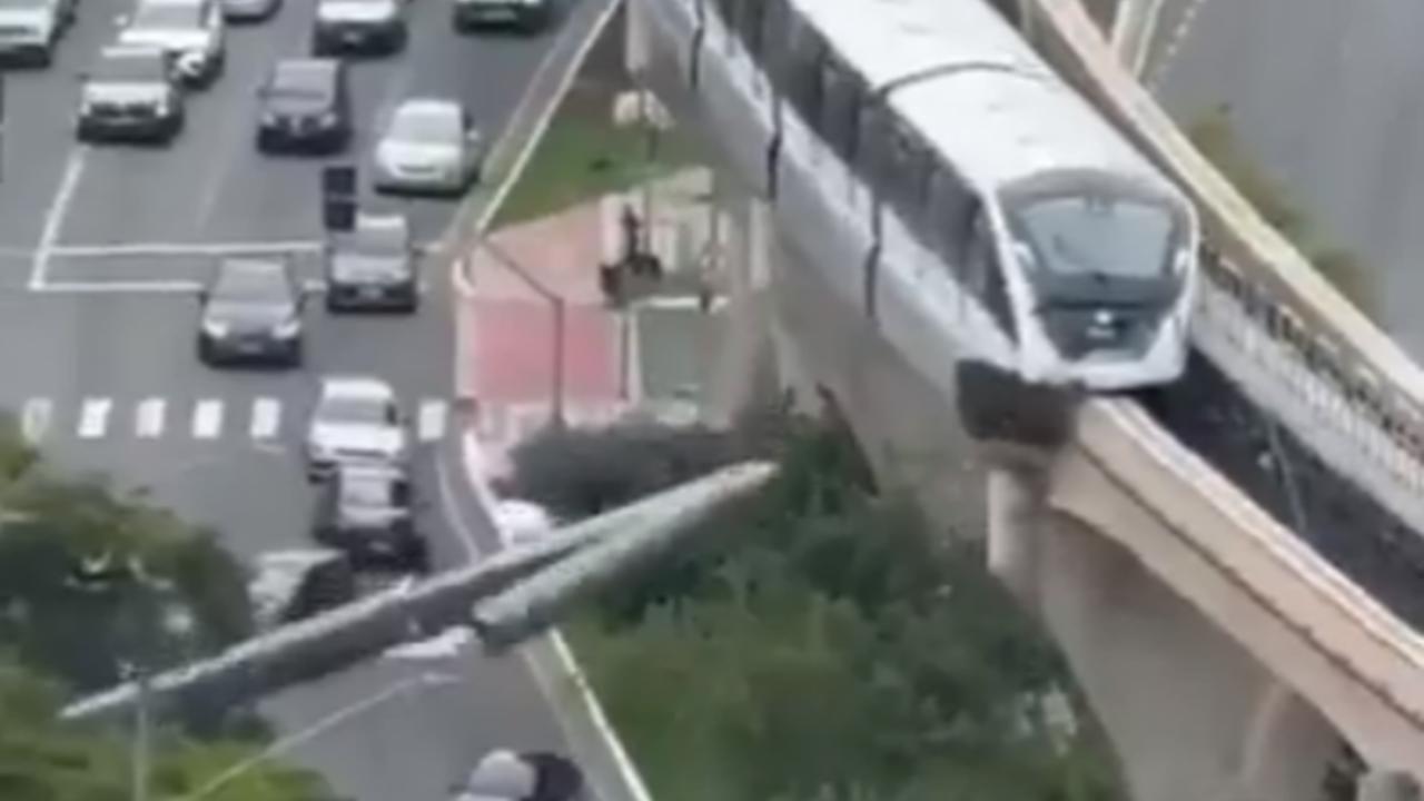 Brezilya'da rayların üzerine devrilen vince yolcu treni çarptı
