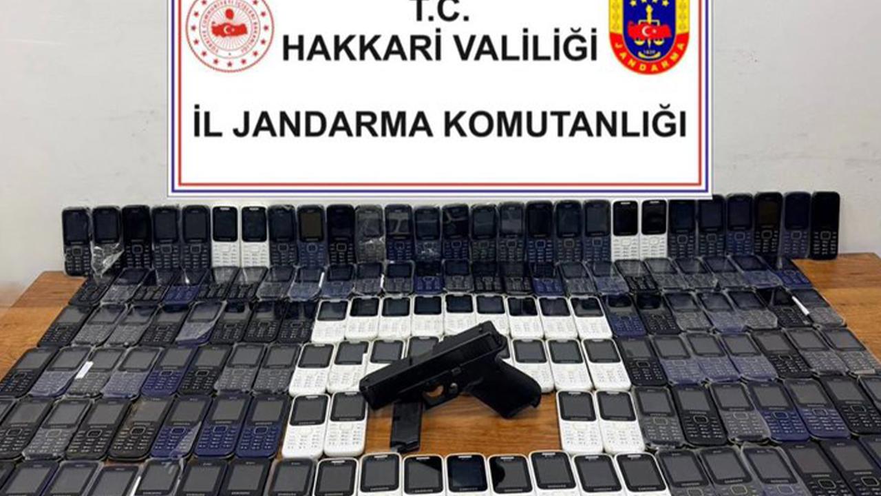 Hakkari’de 142 kaçak cep telefonu ele geçirildi