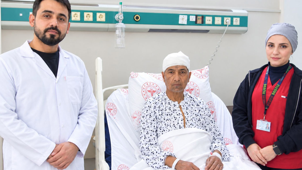Şanlıurfa'da 60 yaşındaki kadının beynindeki 10 santimetrelik kitle çıkarıldı