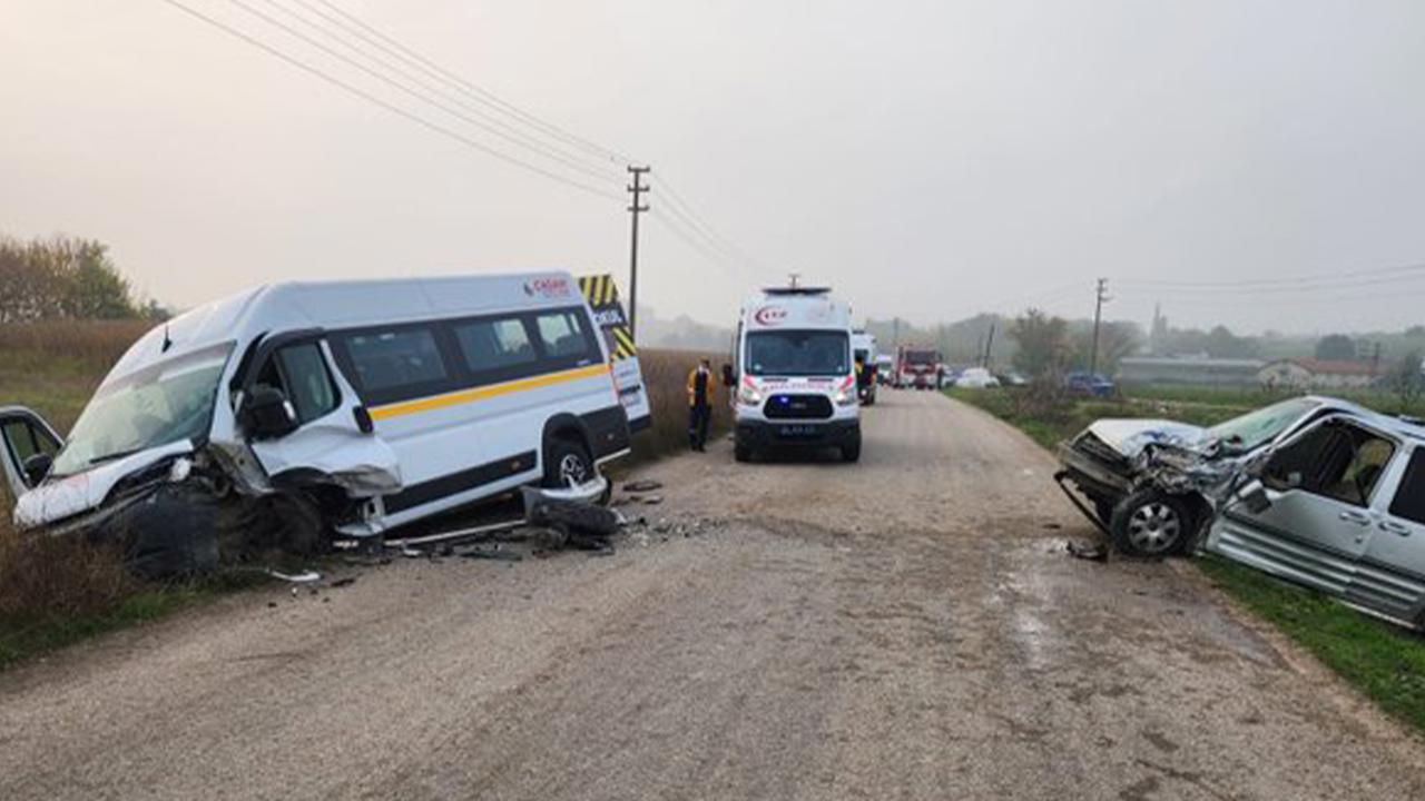 Balıkesir’de işçi servisi ile otomobil çarpıştı: 10 yaralı