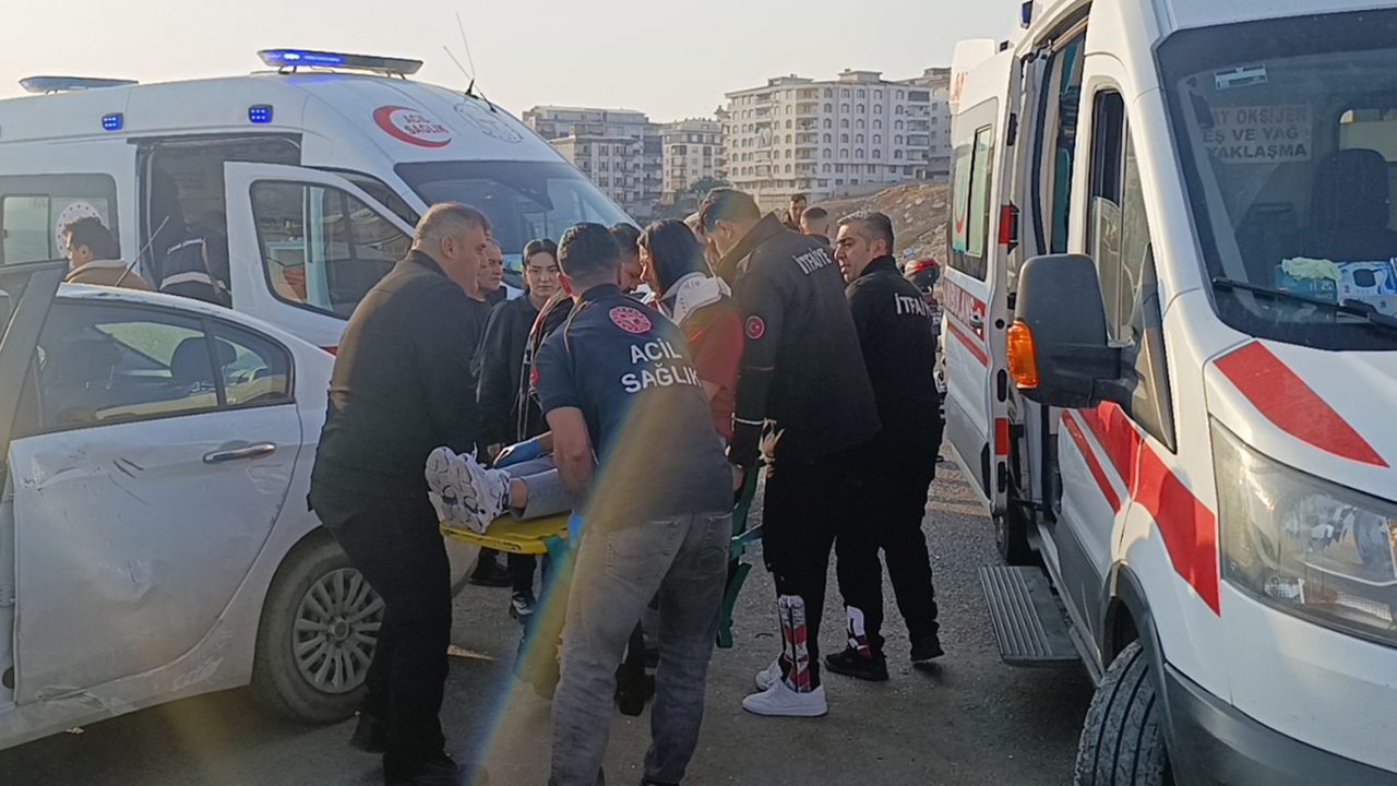 Siirt’te otomobil ile motosiklet çarpıştı: 2 yaralı