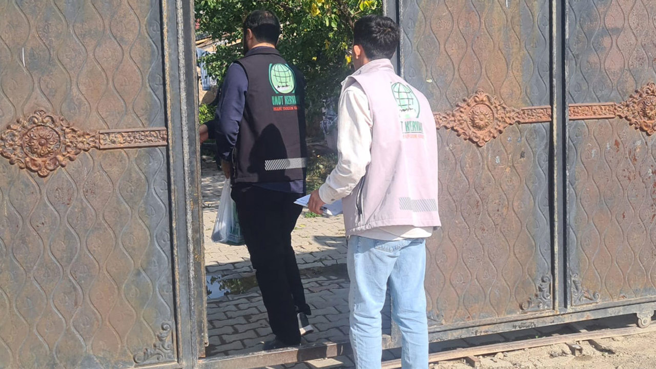Umut Kervanı’ndan Muradiye’de kırmızı et yardımı