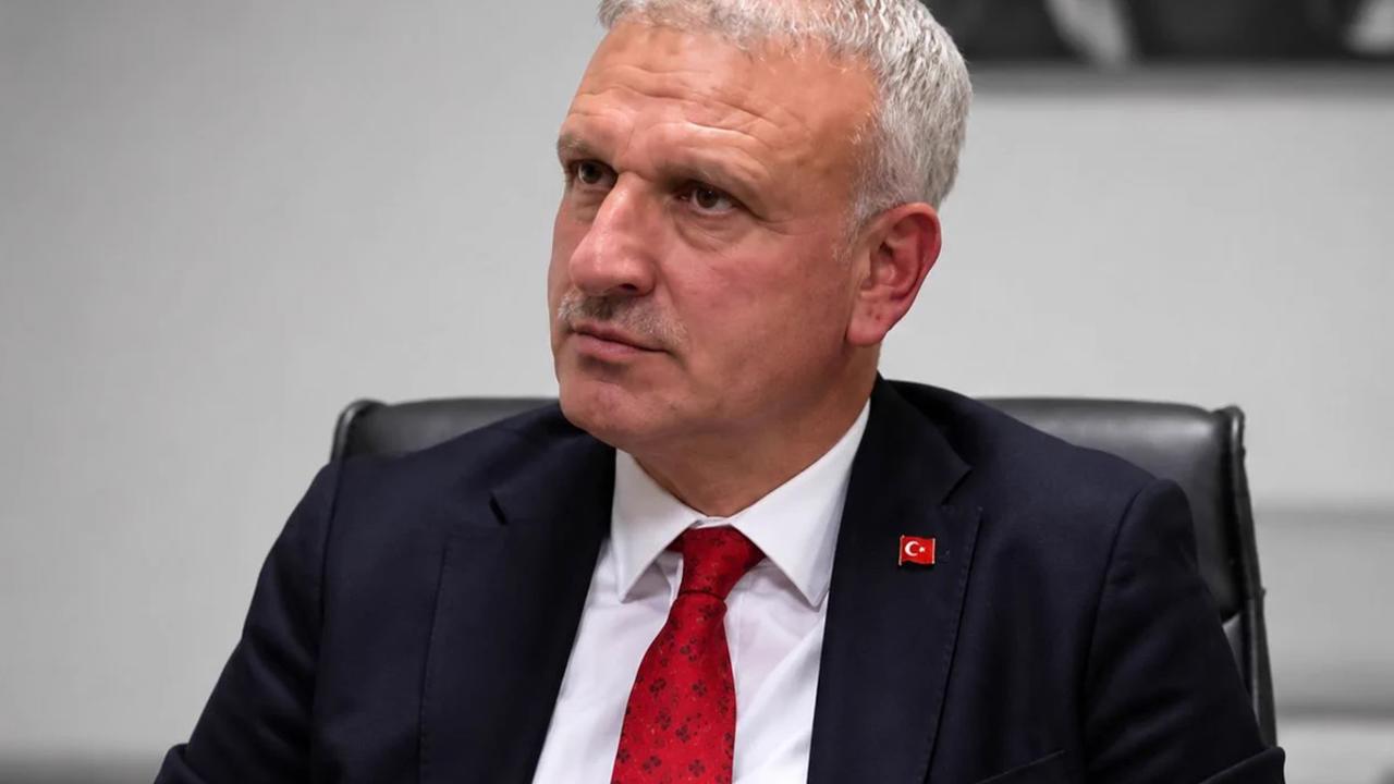 Azerbaycan’daki başörtüsü yasaklarını eleştiren Cumhurbaşkanı Başdanışmanı Saral istifa etti