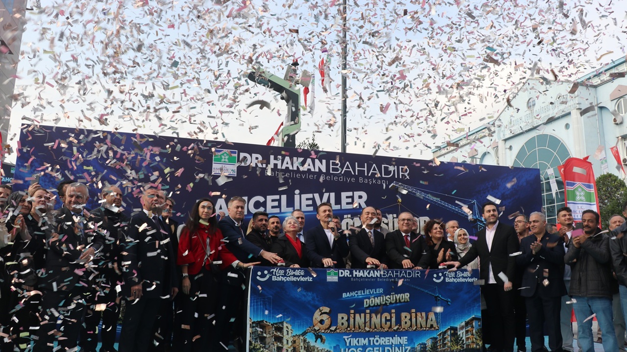 Bahçelievler'de 6 bininci bina törenle yıkıldı