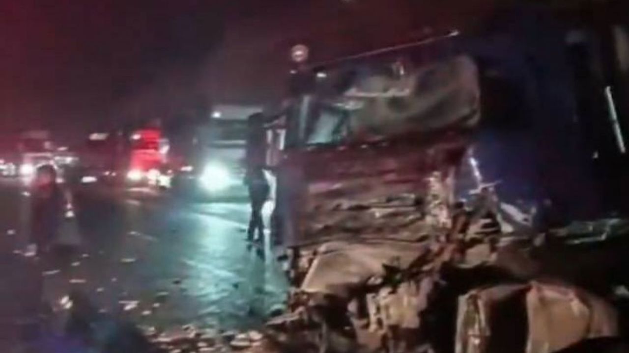 Elazığ-Malatya kara yolunda 3 tır çarpıştı: 1 ölü, 1 yaralı