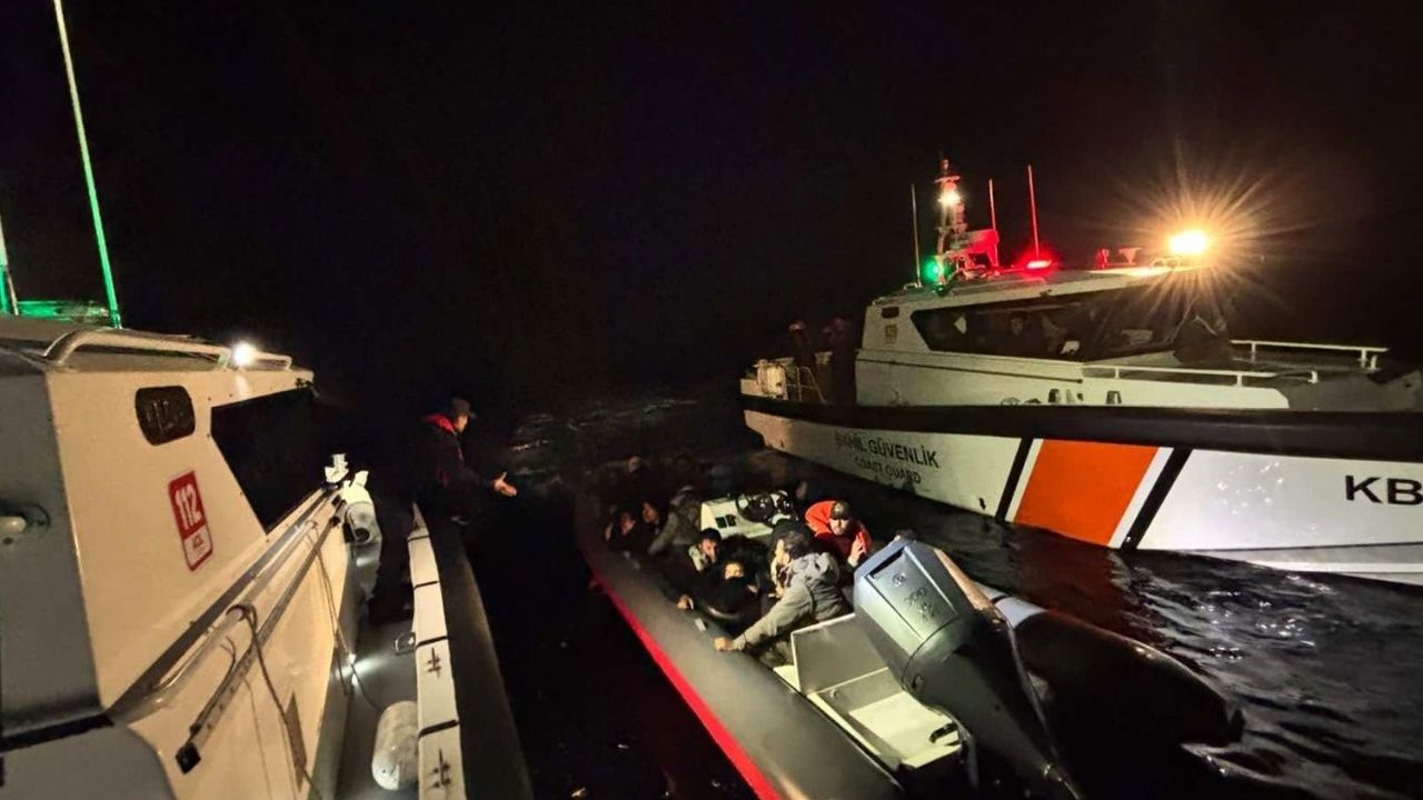 İzmir'de 30 düzensiz göçmen ve 3 göçmen kaçakçılığı şüphelisi yakalandı