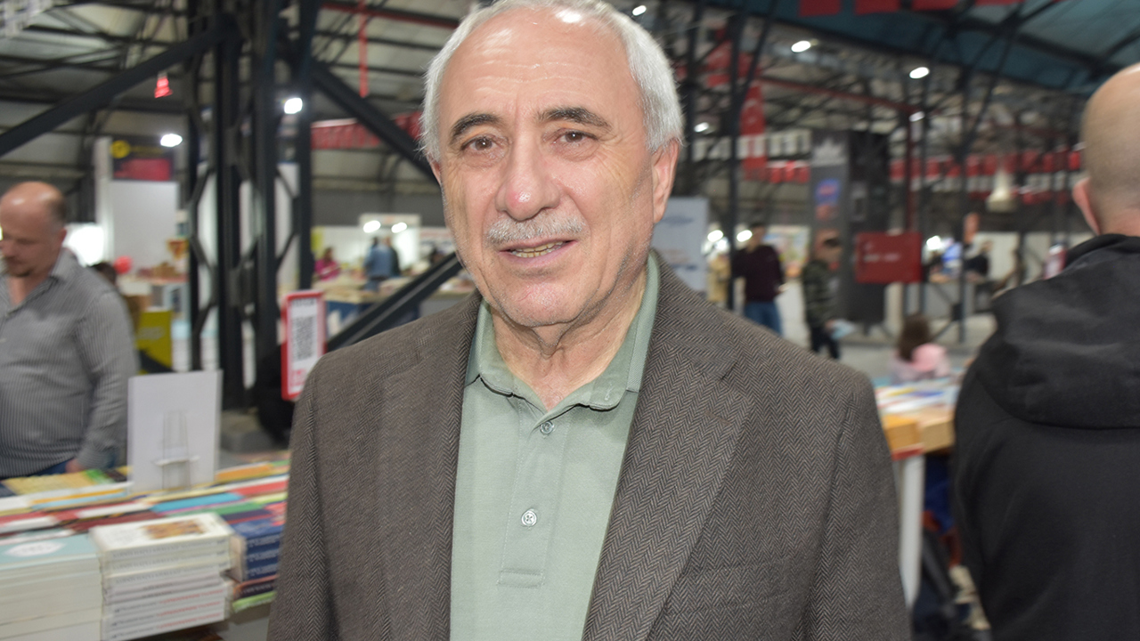 Malatya'da bu yıl 12'ncisi düzenlenen Kitap Fuarı'na katılan Akademi