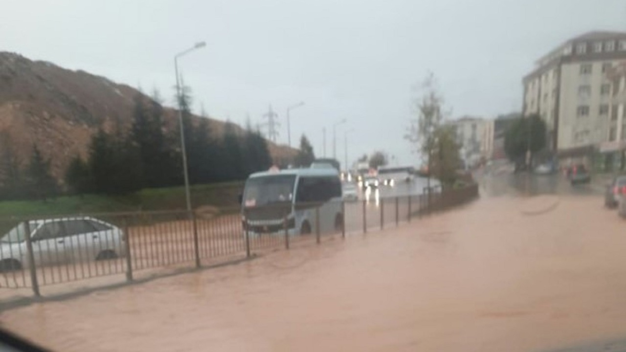 İstanbul’da sağanak alarmı: Yollar su altında kaldı