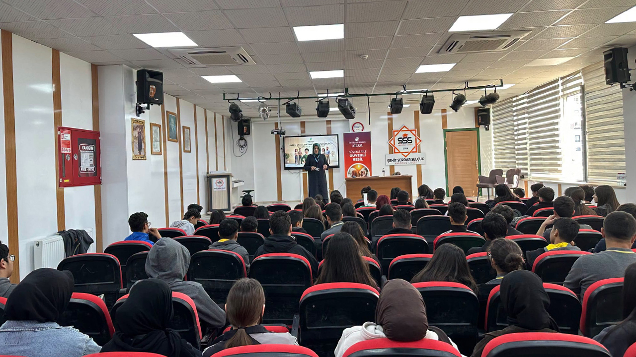 Yeşilyurt'ta lise öğrencilerine yönelik aile ve iletişim eğitimleri sürüyor