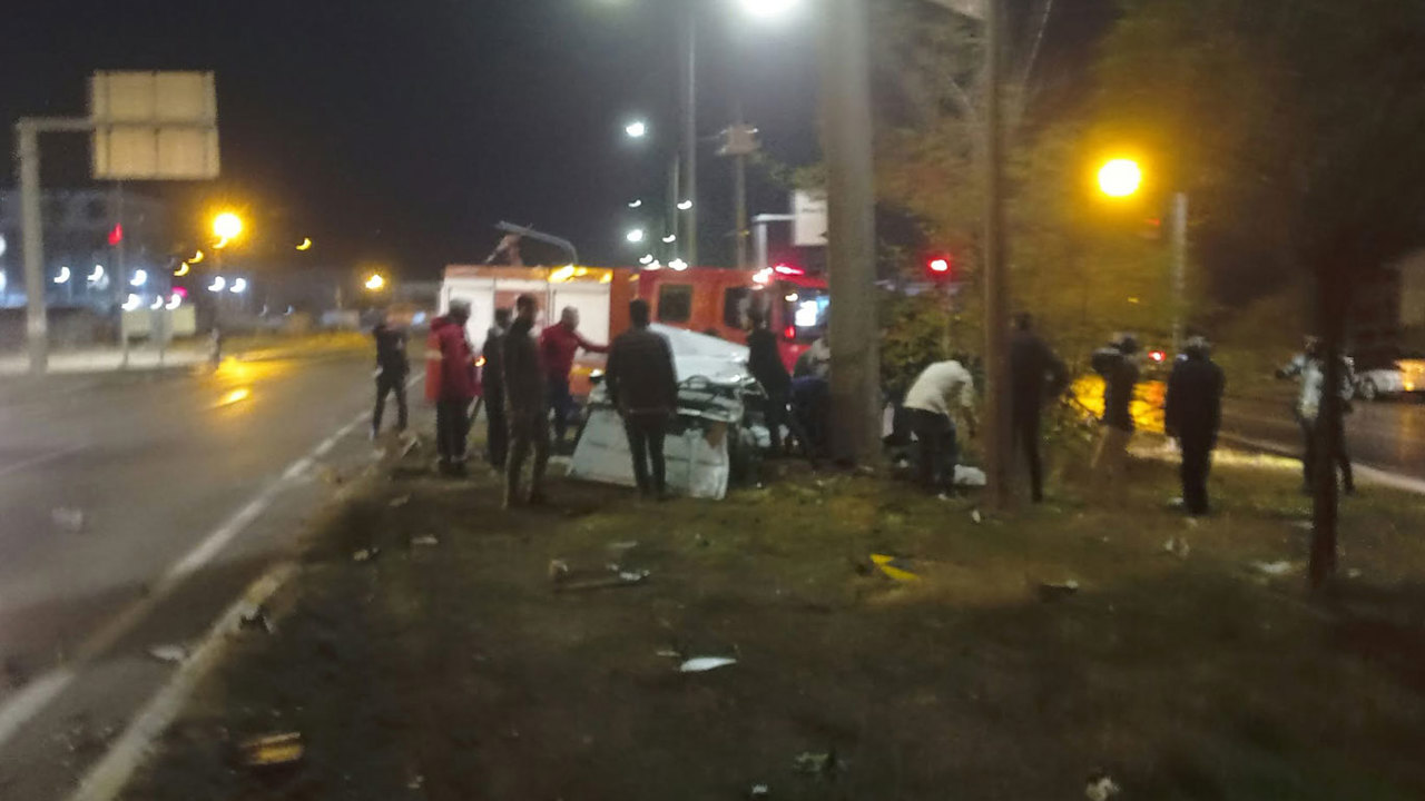Yakıt tankeri ile otomobil çarpıştı: 2 ölü, 3 yaralı