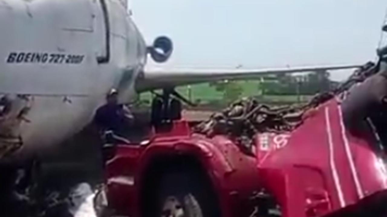 Brezilya'da Boeing uçağı ve tır çarpıştı: Uçak 15 metre sürüklendi