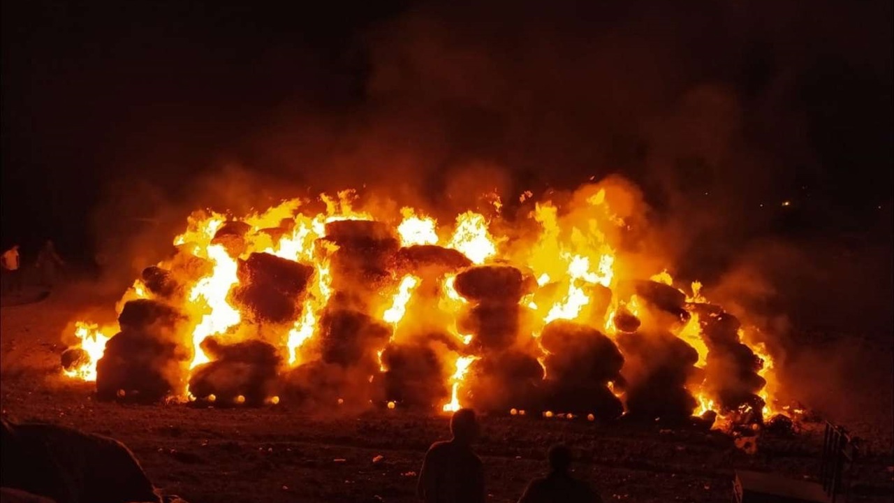 Yozgat'ta düşen yıldırım tonlarca saman balyasını küle çevirdi