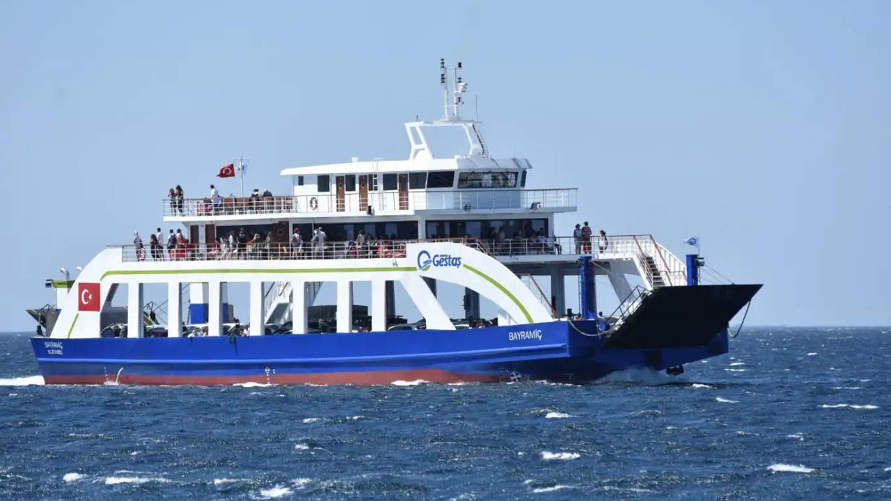 Kuzey Ege'de fırtına nedeniyle Gökçeada feribotlarına sefer iptali