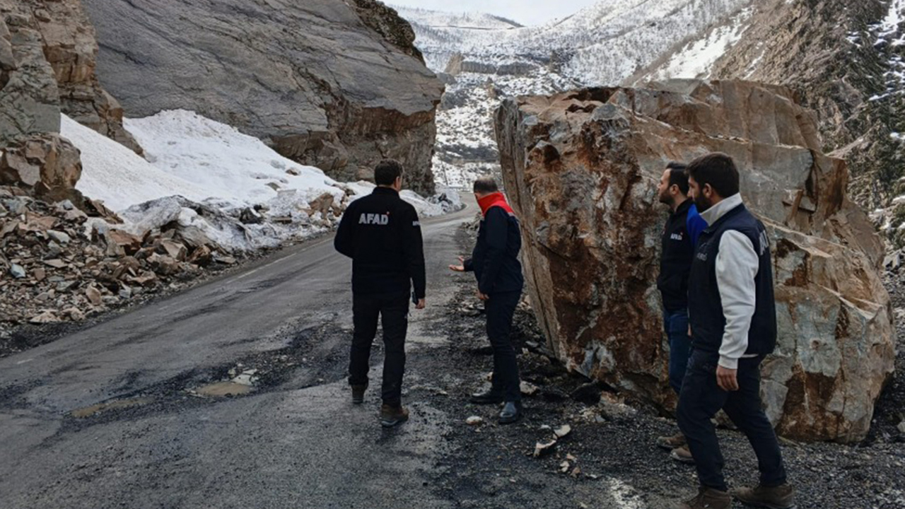 Şırnak'ta profesyonel dağcılar riskli blok kayaları temizliyor