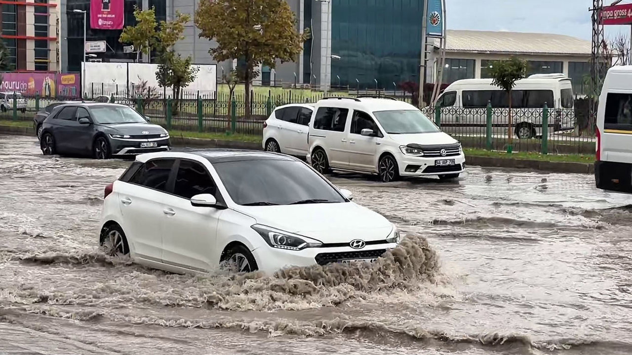 Malatya'da sağanak yağış ulaşımı olumsuz etkiledi