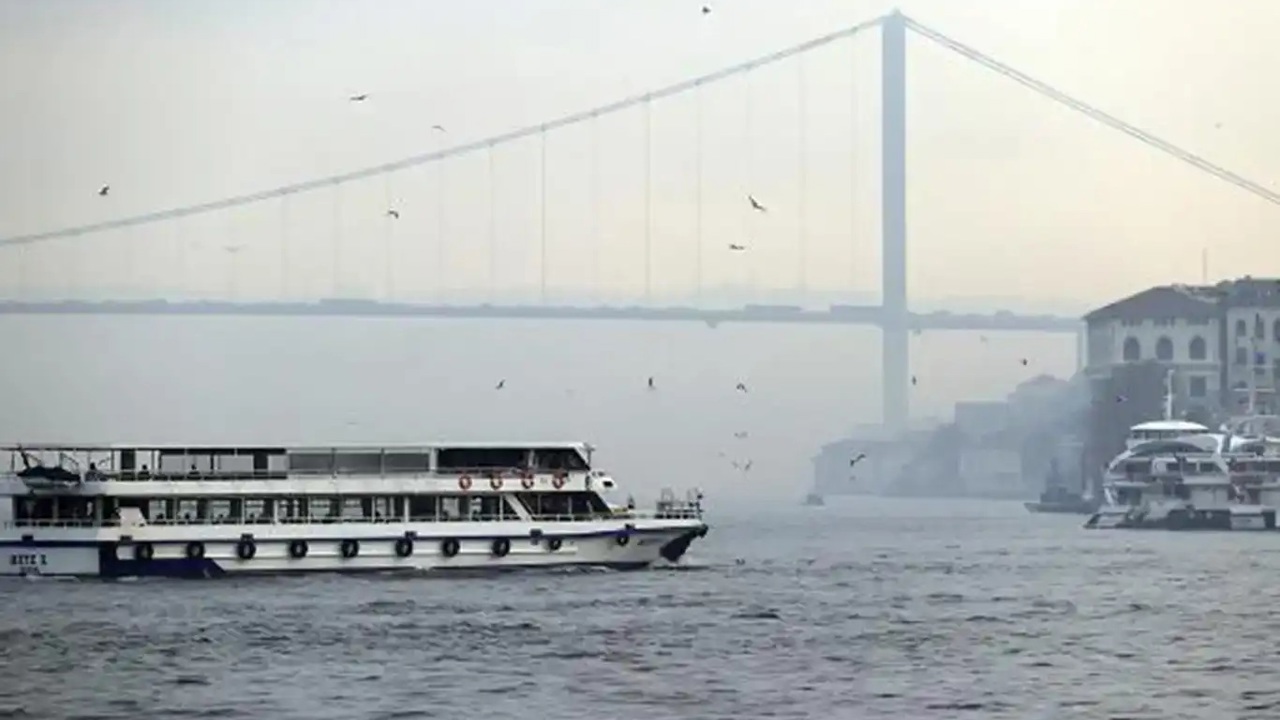 İstanbul Boğazı'nda gemi trafiği geçici olarak askıya alındı