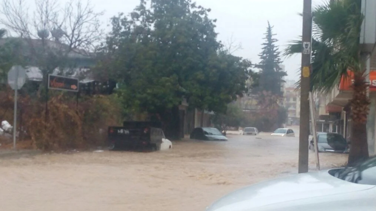 Mersin'i sağanak vurdu: Cadde ve iş yerleri sular altında