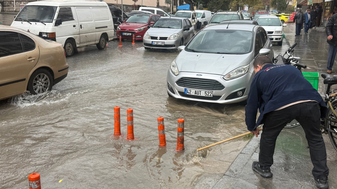 Konya'da sağanak yağış sonrası cadde ve sokaklarda su birikintileri oluştu