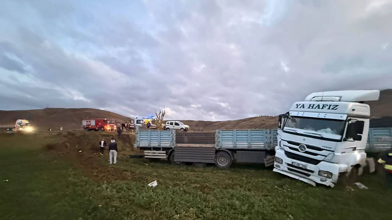 Van'da kontrolden çıkan tır tarlaya girdi: 2 yaralı