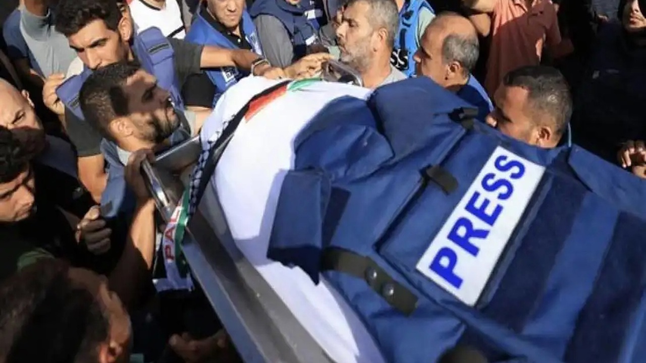 Gazze’de şehit edilen gazetecilerin sayısı 300’e yaklaştı