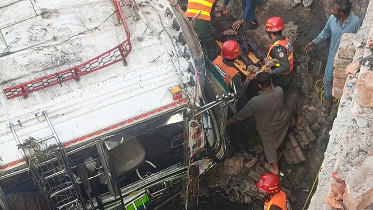 Pakistan’da otobüs şarampole yuvarlandı: 5 ölü, 27 yaralı