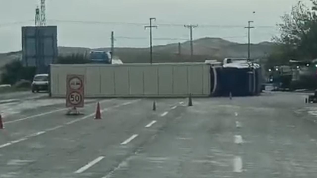 Batman-Kozluk yolunda tır devrildi