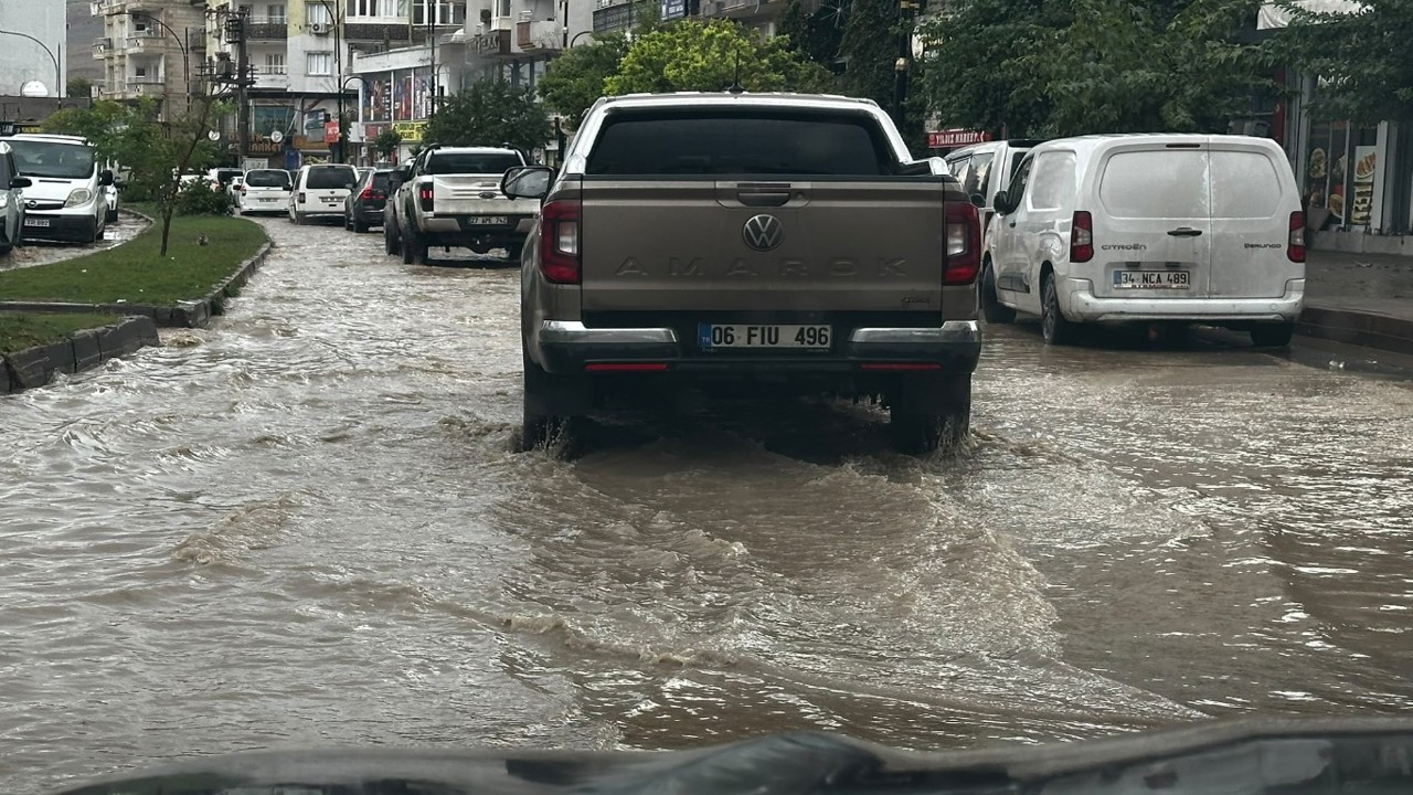 Cizre’de sağanak sele dönüştü, yollar göle döndü