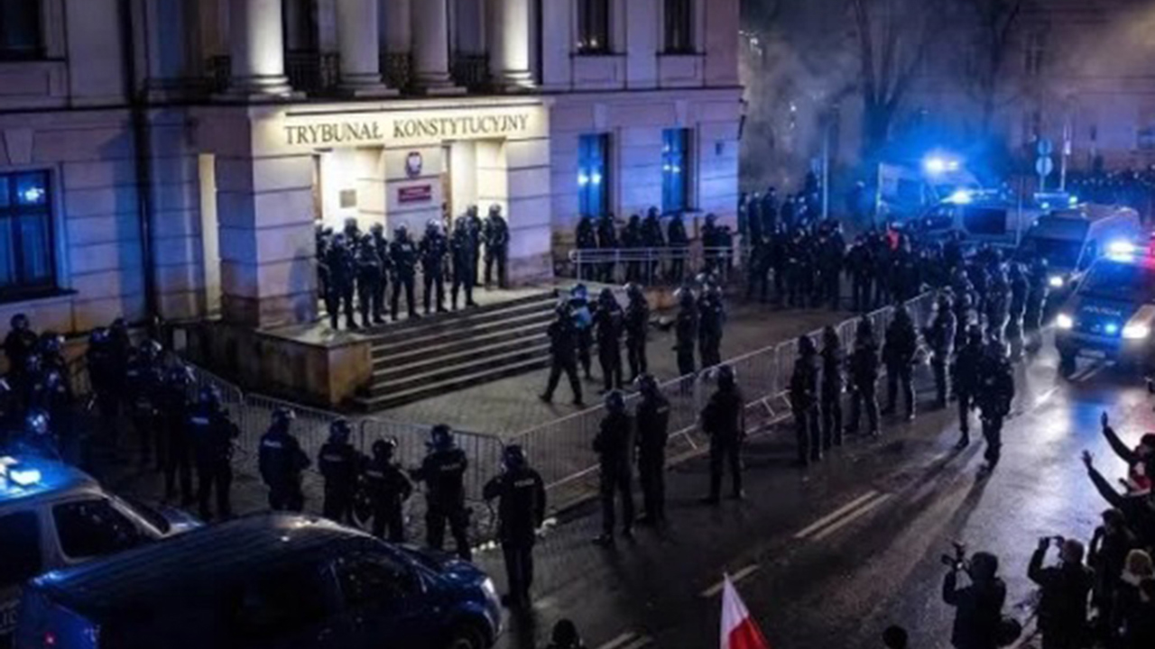 Polonya'da siyasi kriz: Polis, Başbakan Tusk'un emriyle Anayasa Mahkemesi'ni bastı