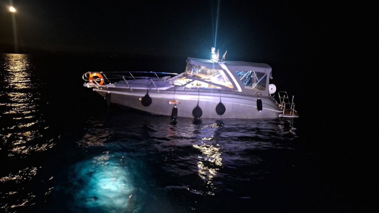 Muğla'da kayalıklara çarpan teknedeki 2 kişi kurtarıldı