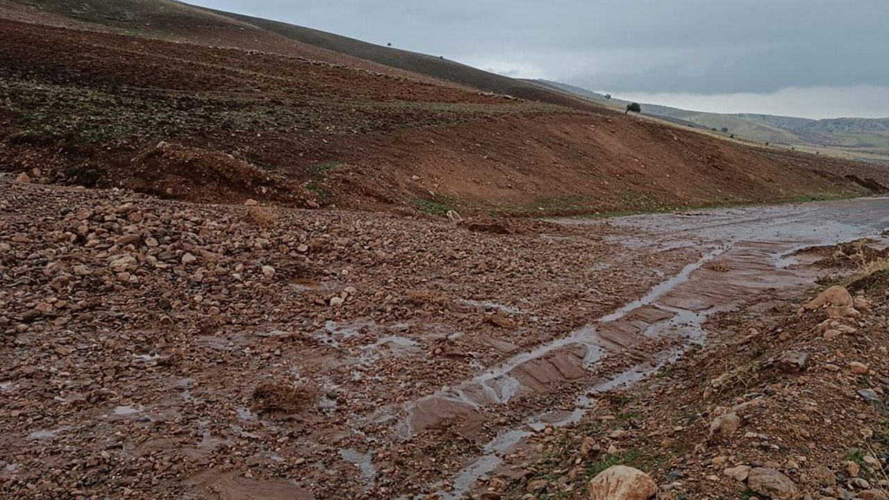 Siirt’te heyelan nedeniyle kapanan köy yolları yeniden ulaşıma açıldı